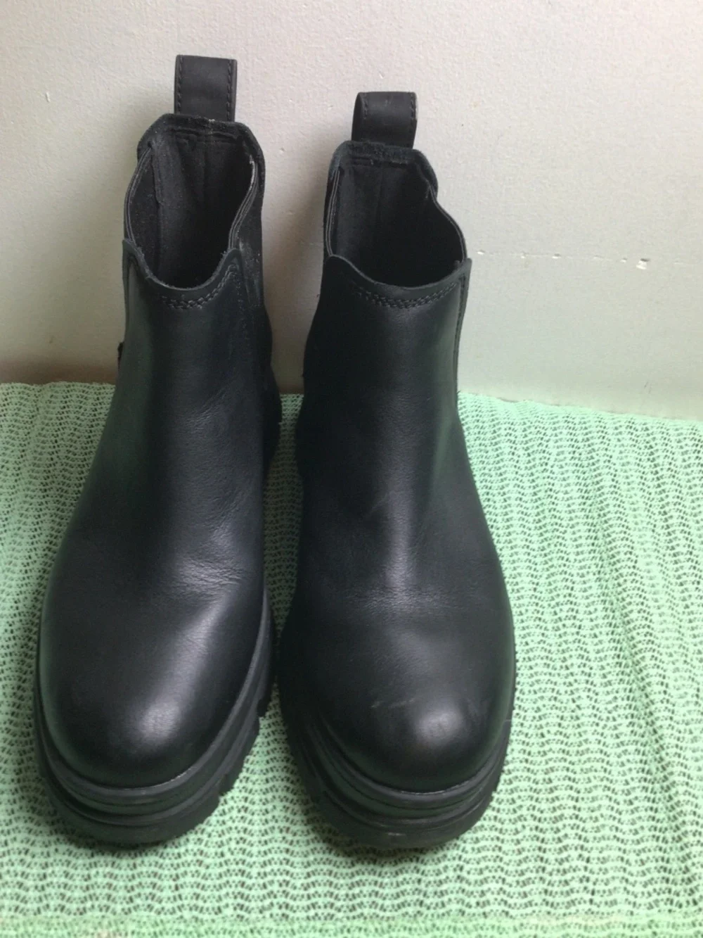 Ugg  leather slip on ankle boots Textile lining with stretch elastic   SZ 7